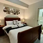 Mayfair Apartment In Century City Near Canal Walk Mall