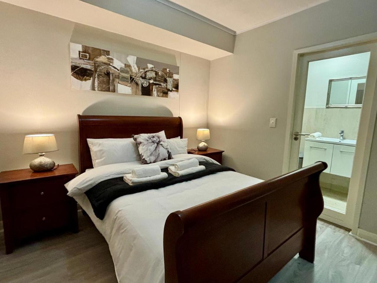 Apartment Mayfair In Century Near Canal Walk Mall