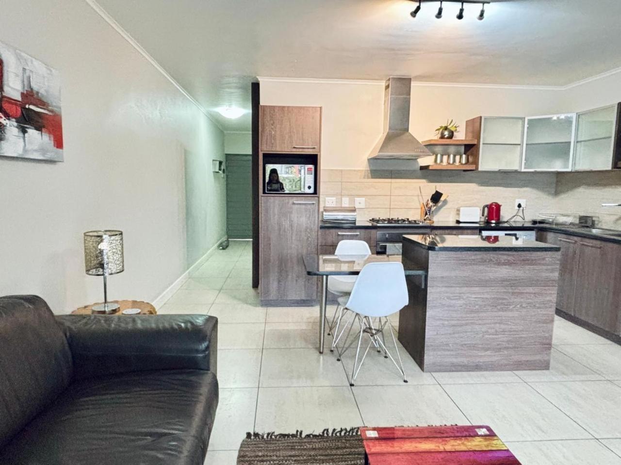 Mayfair In Century Near Canal Walk Mall *