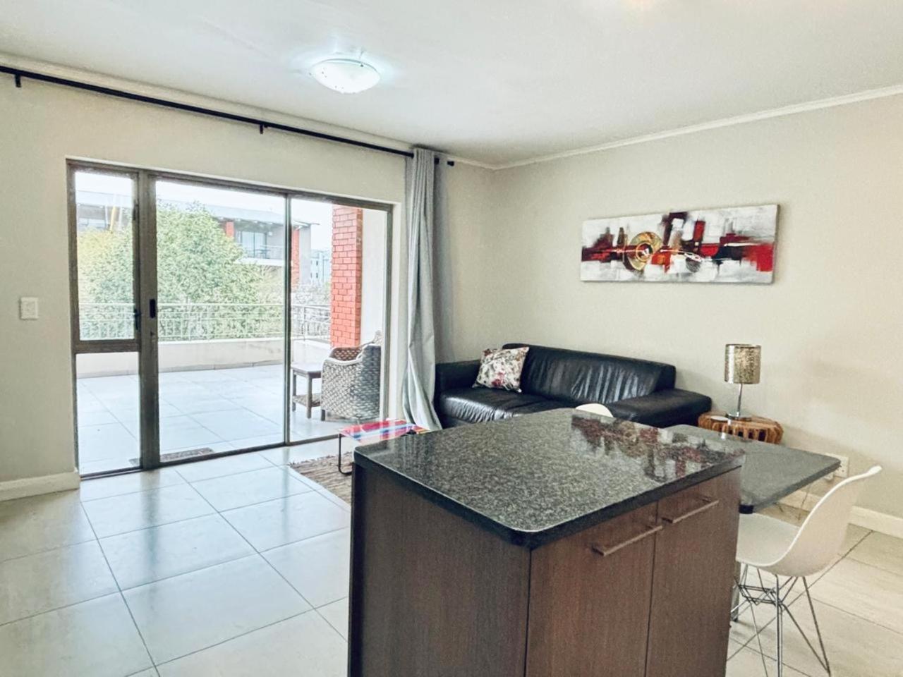 Mayfair In Century Near Canal Walk Mall Apartment *